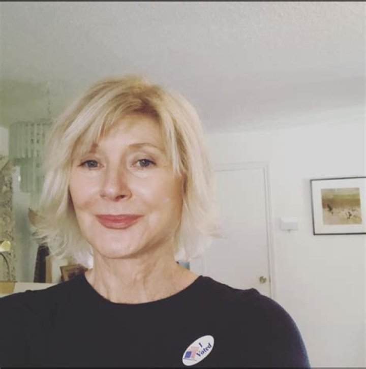 Beth Broderick biografía, edad, altura, esposa, net worth, familia